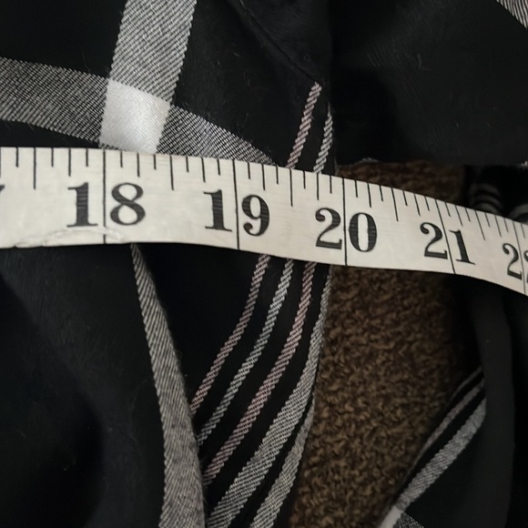 NWOT Victoria Secret Long Sleeve. Excellent Condition Color - Picture 7 of 10